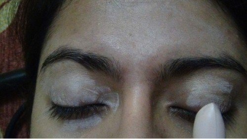 apply-eyeshadow-primer